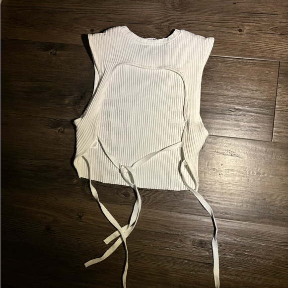small backless white top - Picture 2 of 3